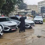 Novinar Furkan Saliu kritikuje blagoslov policijskih automobila u Makedoniji od strane novinarskog sveštenika Furkana Salijua…