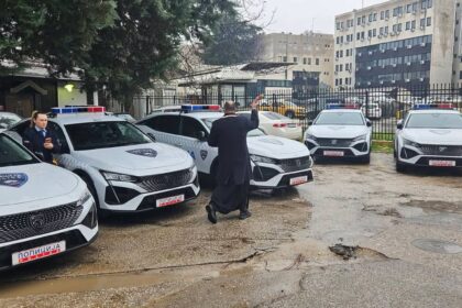 Novinar Furkan Saliu kritikuje blagoslov policijskih automobila u Makedoniji od strane novinarskog sveštenika Furkana Salijua…