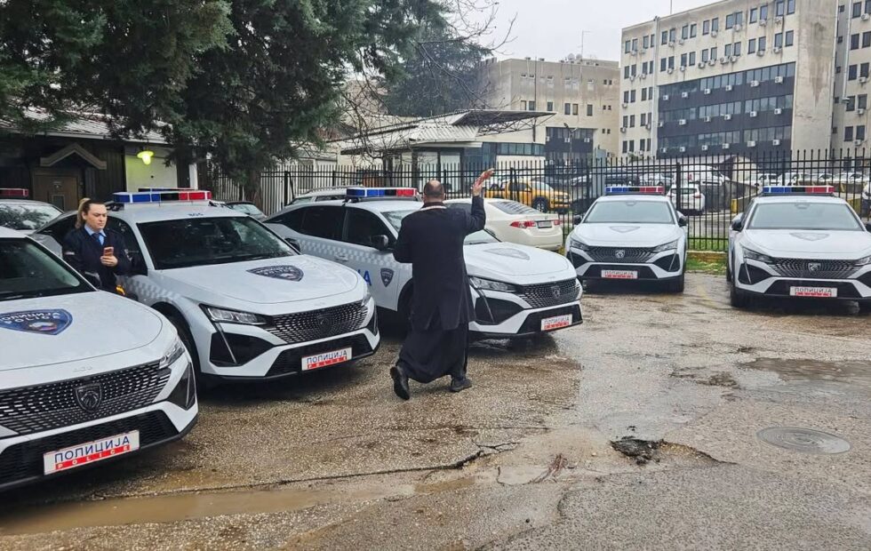 Novinar Furkan Saliu kritikuje blagoslov policijskih automobila u Makedoniji od strane novinarskog sveštenika Furkana Salijua…