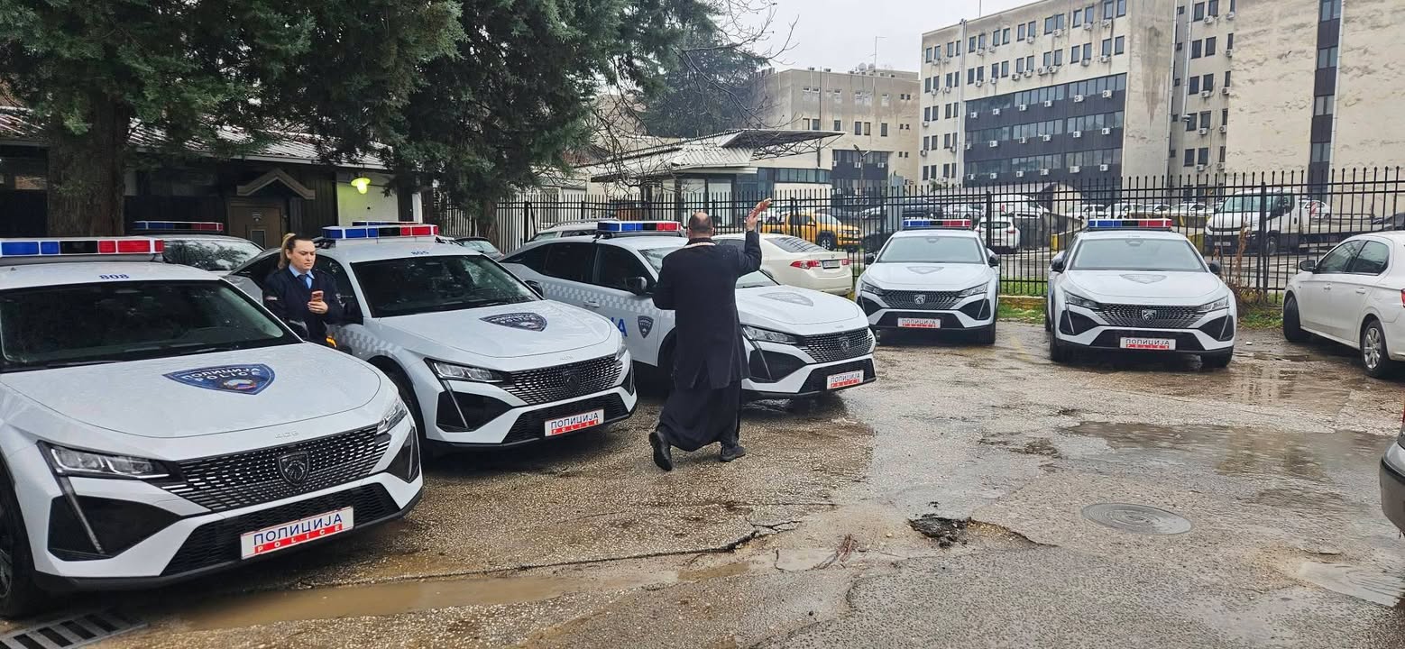 Novinar Furkan Saliu kritikuje blagoslov policijskih automobila u Makedoniji od strane novinarskog sveštenika Furkana Salijua…