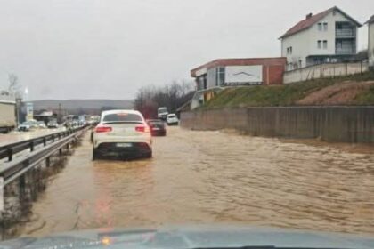 Veliki kišni oblaci blokiraju saobraćaj na prizrenskom autoputu koji vodi do jakih kišnih oblaka koji su počeli…