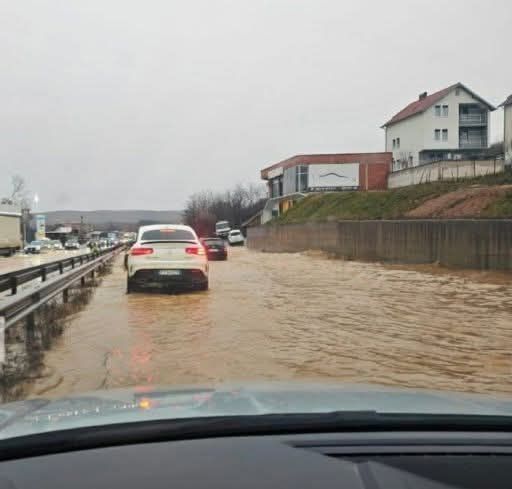 Veliki kišni oblaci blokiraju saobraćaj na prizrenskom autoputu koji vodi do jakih kišnih oblaka koji su počeli…