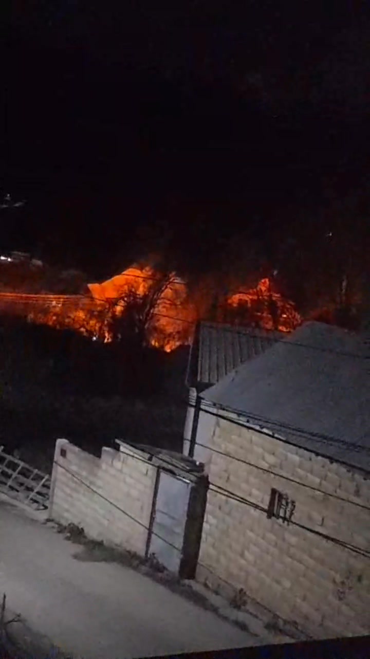 Strujne žice su u plamenu u blizini bolnice Dragaš u obližnjim susedstvima!