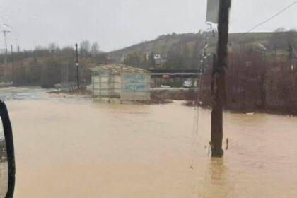 Graðani dele slike poplava u selu Brezone teške kiše koje su prodrle kroz region…