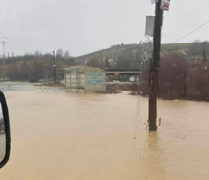 Graðani dele slike poplava u selu Brezone teške kiše koje su prodrle kroz region…