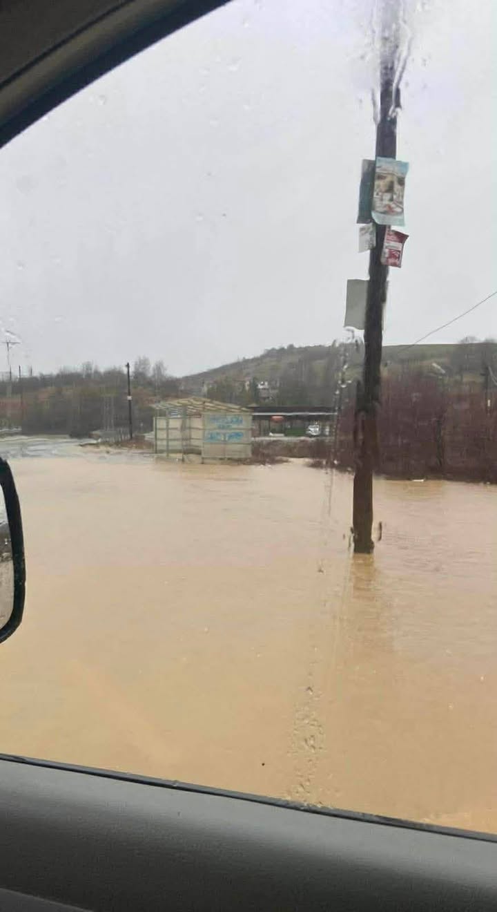 Graðani dele slike poplava u selu Brezone teške kiše koje su prodrle kroz region…