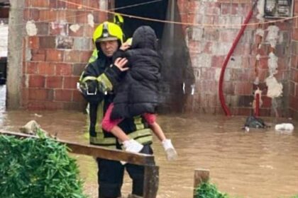 Junački vatrogasci u Gjakovi spašavaju neku decu posle poplava u opštini Gjakova, situacija posle poplave…