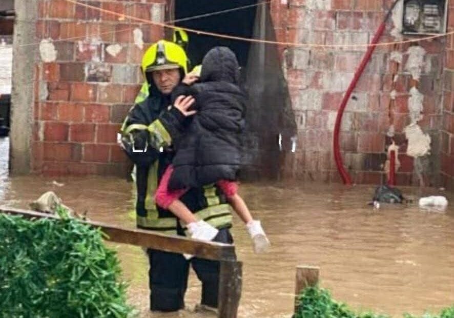 Junački vatrogasci u Gjakovi spašavaju neku decu posle poplava u opštini Gjakova, situacija posle poplave…