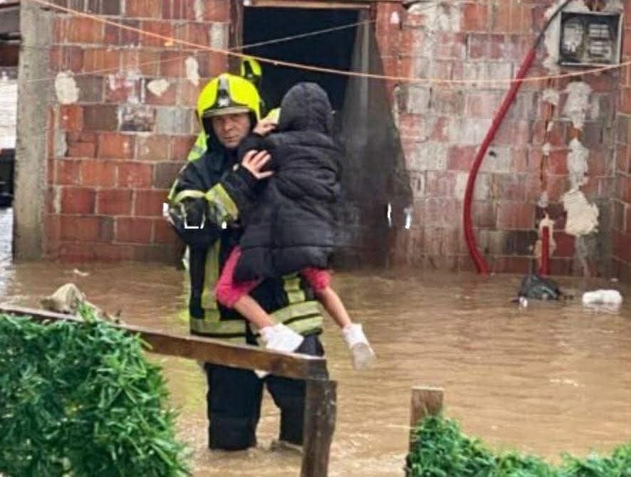 Junački vatrogasci u Gjakovi spašavaju neku decu posle poplava u opštini Gjakova, situacija posle poplave…