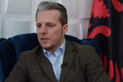 Izveštaji o diskretnim sastancima između Bislima i Đuriči reaguju na albanskog predstavnika Arfika Politićinija, Šćirima A…