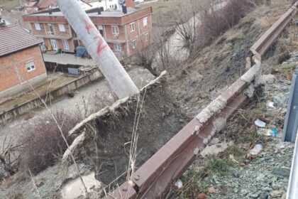 Graðani prijavljuju rizik rušenja elektriène šipke u Brod Graðanima iz grada Broda, na G Trevi…