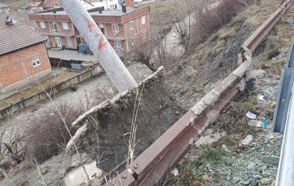 Graðani prijavljuju rizik rušenja elektriène šipke u Brod Graðanima iz grada Broda, na G Trevi…