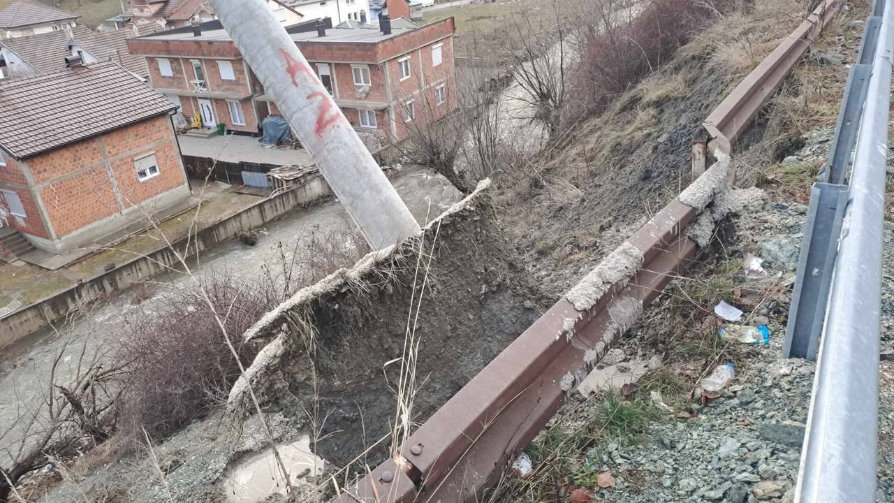 Graðani prijavljuju rizik rušenja elektriène šipke u Brod Graðanima iz grada Broda, na G Trevi…