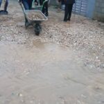 Banorët e lagjes Mejzini në Kosavë pastrojnë rrugën pas vërshimeve Si pasojë e reshjeve të dendura të shiut dhe vërsh…