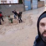 Banorët e lagjes Mejzini në Kosavë pastrojnë rrugën pas vërshimeve Si pasojë e reshjeve të dendura të shiut dhe vërsh…