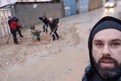 Komšiluk Mejzin na Kosovu čisti put posle poplava kao posledica velikih padavina i snega…