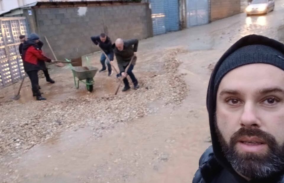 Komšiluk Mejzin na Kosovu čisti put posle poplava kao posledica velikih padavina i snega…