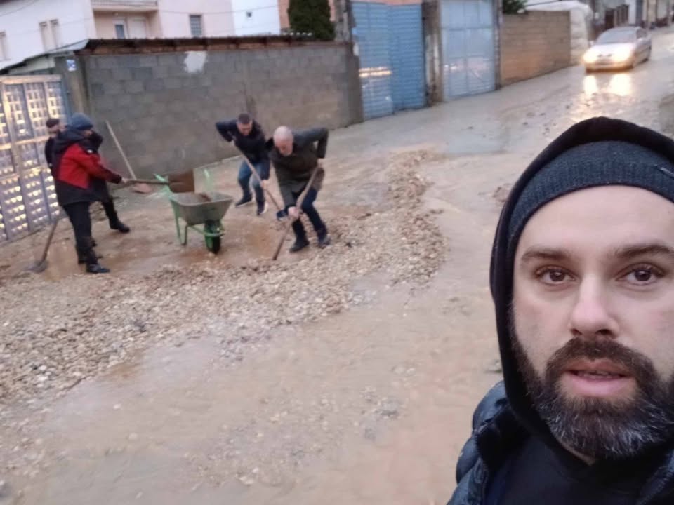 Komšiluk Mejzin na Kosovu čisti put posle poplava kao posledica velikih padavina i snega…