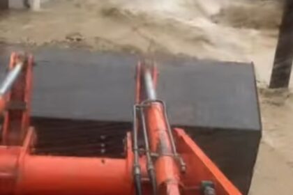 Primer: Kompanija VLASIMIE pomaže stanovnicima Mlice posle nedavnih poplava u selu Ml…