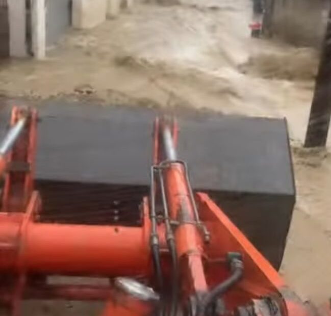 Primer: Kompanija VLASIMIE pomaže stanovnicima Mlice posle nedavnih poplava u selu Ml…