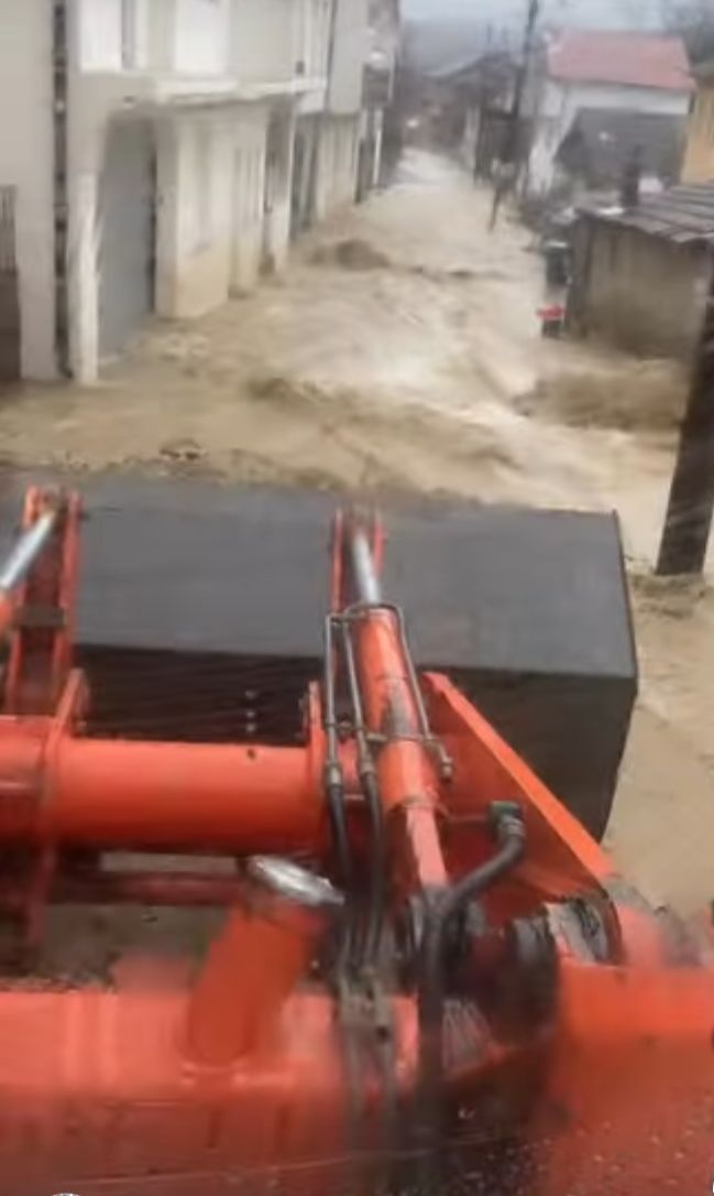 Primer: Kompanija VLASIMIE pomaže stanovnicima Mlice posle nedavnih poplava u selu Ml…