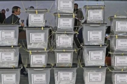 Počevši da broji uslovne glasove i osobe sa posebnim potrebama, CEC pokazuje broj registrovanih Kom birača…