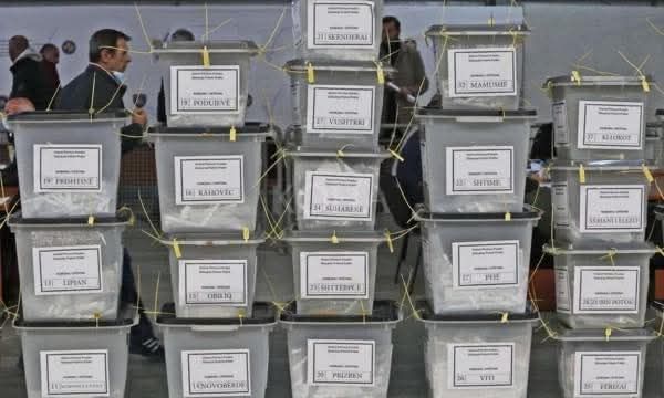 Počevši da broji uslovne glasove i osobe sa posebnim potrebama, CEC pokazuje broj registrovanih Kom birača…