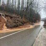 Rruga kryesore Zym–Bellobrad në Dragash bllokohet nga shembja e dheut Rruga kryesore që lidh Zym dhe Bellobradin në k…