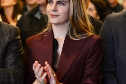 Javni poziv u izgnanstvo: ne vraæaj se sada suoèavaj se sa stvarnošæu da si stvorio jak, emo odgovor…