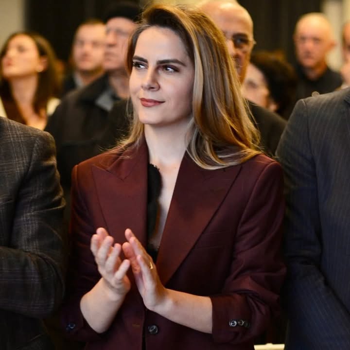 Javni poziv u izgnanstvo: ne vraæaj se sada suoèavaj se sa stvarnošæu da si stvorio jak, emo odgovor…