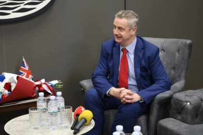 Hargrejvs poziva na ključnu vladu, predsednika bez novih izbora i hrabrosti u dijalogu sa ambasadorom odbrane Srbije…