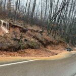 Glavni put ZymBellobard” u Dragašu blokiran je kolapsom zemlje glavnim autoputem koji povezuje Zym i Belobrad sa k…