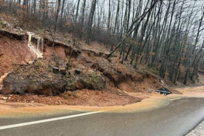 Glavni put ZymBellobard” u Dragašu blokiran je kolapsom zemlje glavnim autoputem koji povezuje Zym i Belobrad sa k…