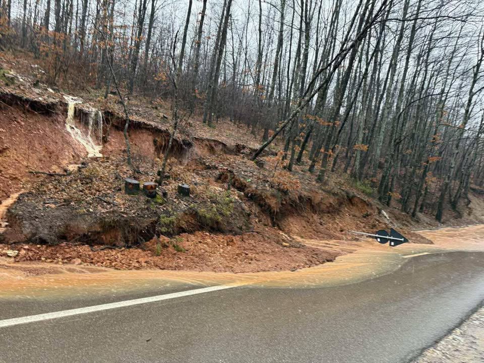Glavni put ZymBellobard” u Dragašu blokiran je kolapsom zemlje glavnim autoputem koji povezuje Zym i Belobrad sa k…