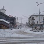 ❄️ Bora e parë zbardh qendrën e Dragashit — një pamje që sjell qetësi dhe bukuri dimërore.