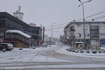 Prvo Sneg osvane u centru Dragaša pogled koji donosi mirnu i zimsku lepotu.