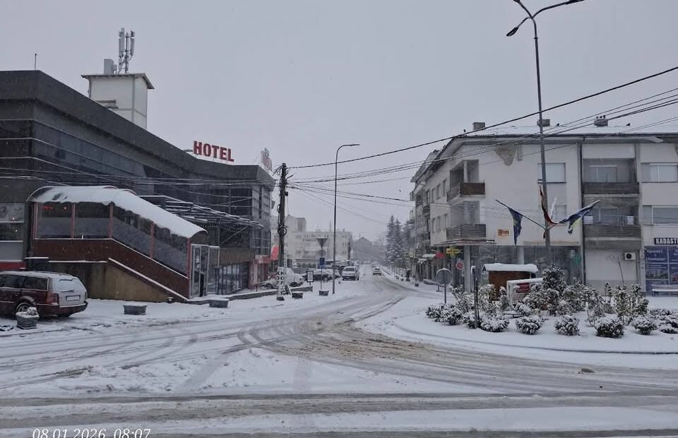 Prvo Sneg osvane u centru Dragaša pogled koji donosi mirnu i zimsku lepotu.