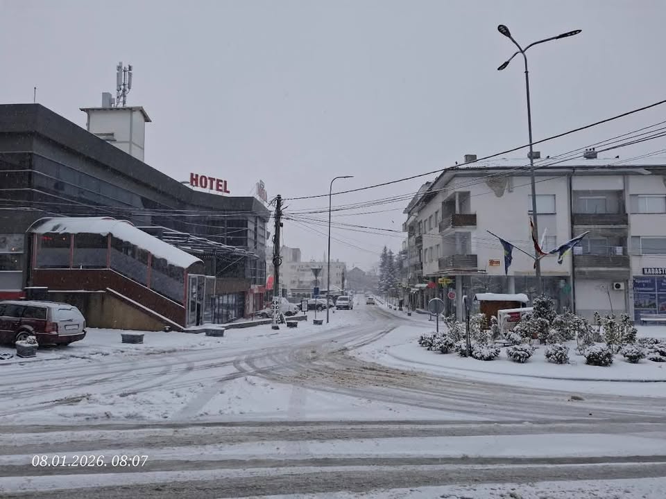 Prvo Sneg osvane u centru Dragaša pogled koji donosi mirnu i zimsku lepotu.