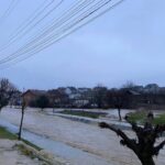 🌊 Pamje dramatike nga vërshimet në Ratkoc të Rahovecit, uji mbulon rrugët dhe i afrohet shtëpive Reshjet e dendura të…