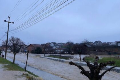 Dramatičan pogled na poplavu u Ratkovcu, Rahovcu, voda prekriva ulice i približava se kućama gustih oblaka…