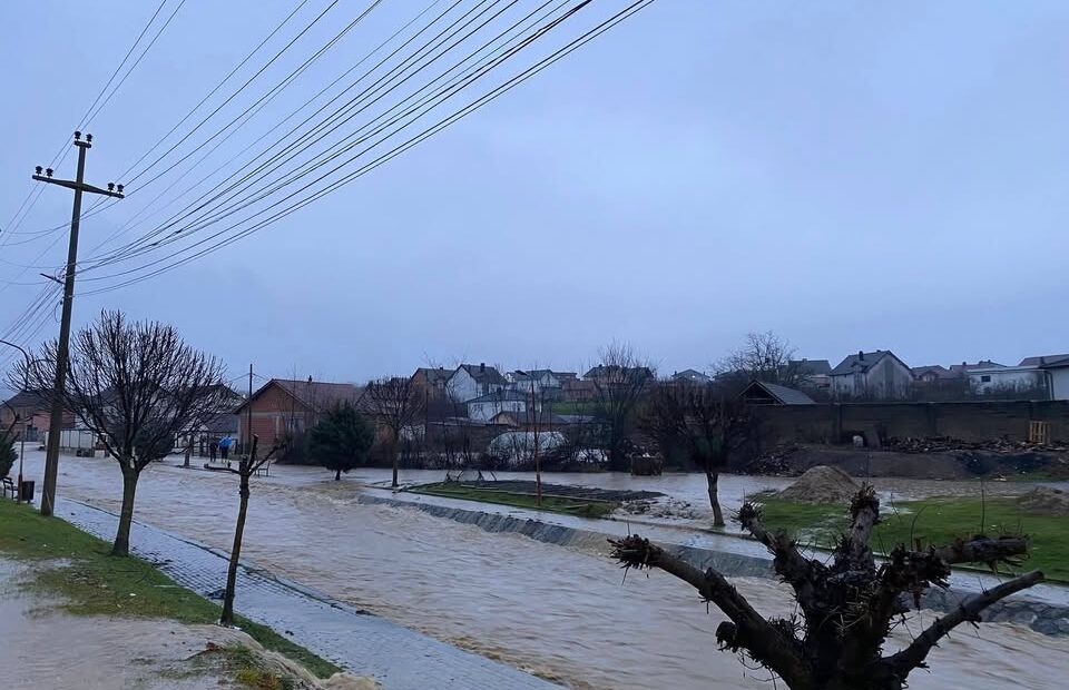 Dramatičan pogled na poplavu u Ratkovcu, Rahovcu, voda prekriva ulice i približava se kućama gustih oblaka…