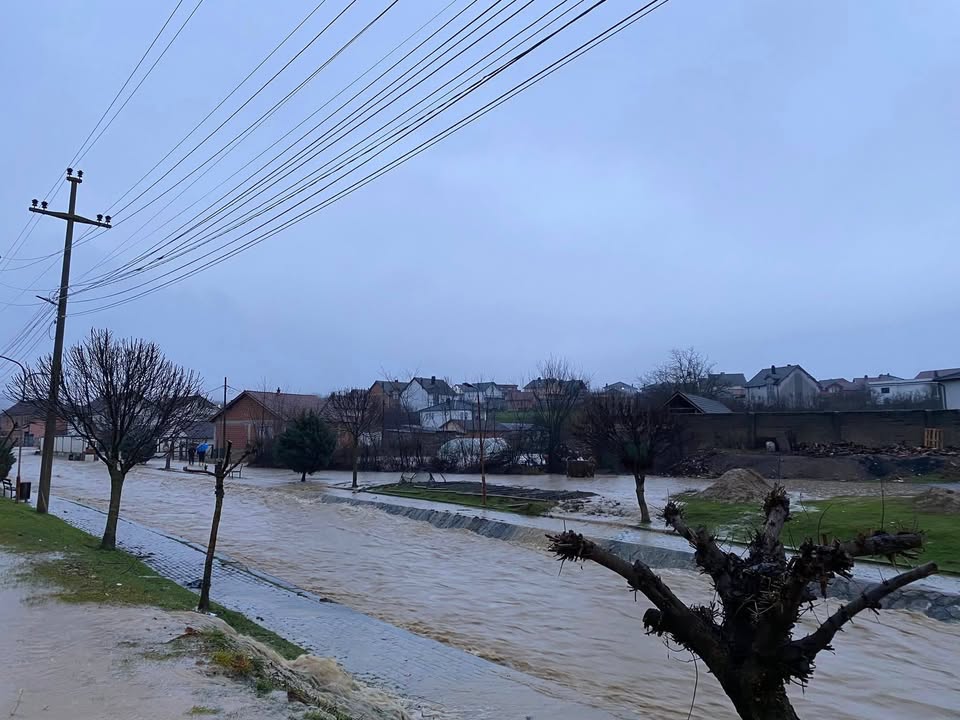 Dramatičan pogled na poplavu u Ratkovcu, Rahovcu, voda prekriva ulice i približava se kućama gustih oblaka…