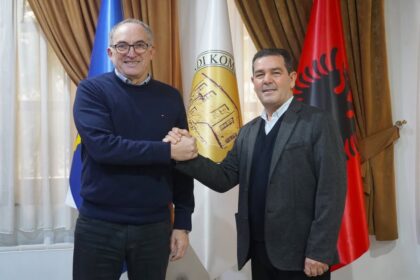 Šaćir Totaj imenuje Bejata Bajtićina za direktora uprave u Prizrenu gradonačelnika prizrenske opštine Šaćir Totaj,…