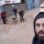 Banorët e lagjes Mejzini në Kosavë pastrojnë rrugën pas vërshimeve Si pasojë e reshjeve të dendura të shiut dhe vërsh…