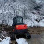 Pas vërshimeve, kompanitë lokale angazhohen në sanimin e dëmeve në Dragash Dje dhe sot po vazhdon gradualisht elimini…