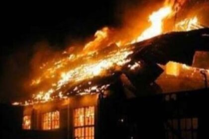 Dvoje ljudi je povređeno požarom u jednoj kući u Prizrenu.