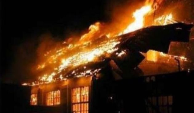 Dvoje ljudi je povređeno požarom u jednoj kući u Prizrenu.