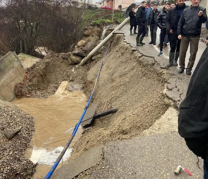 Put do Polluza sela Rahovec, ugroženih stanovnika ukupne izolacije Rahovec ulice koja povezuje selo…