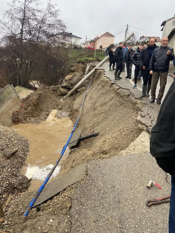Put do Polluza sela Rahovec, ugroženih stanovnika ukupne izolacije Rahovec ulice koja povezuje selo…