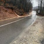 Rruga kryesore Zym–Bellobrad në Dragash bllokohet nga shembja e dheut Rruga kryesore që lidh Zym dhe Bellobradin në k…